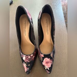 Women's Floral classic pumps very unique size 8 never worn